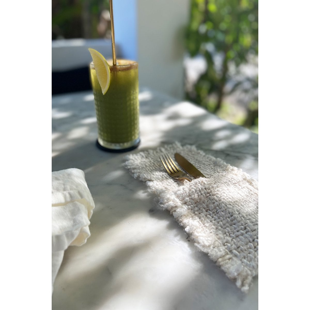 Table dressée avec art — assiettes, bols et couverts Zistyhome