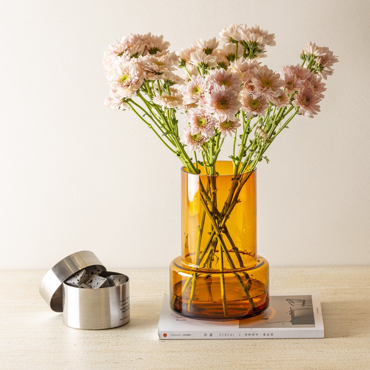 Vase en verre au design chic et moderne de style rétro, couleur ambre, TYLER 12AM