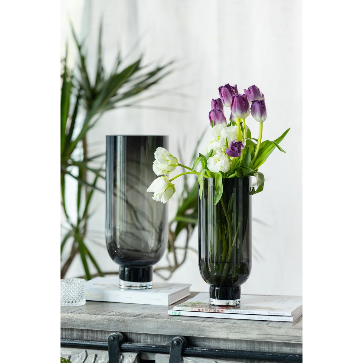 Art de la Table Grand vase en verre sobre et moderne, de forme cylindrique sur une base solide, gris foncé, OMAHA18GR Zistyhome art de la table