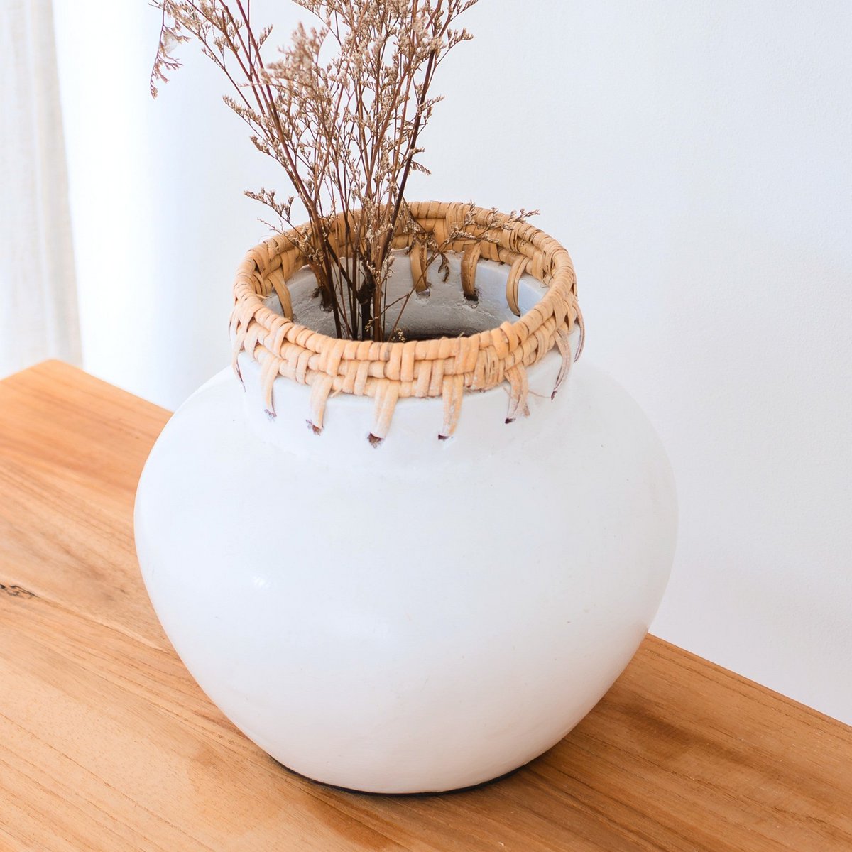 Vase blanc – Vase décoratif rond – Petit vase pour fleurs séchées – Vase en argile fait main – Vase à fleurs en argile et rotin (Ø 23 cm) TUBAN