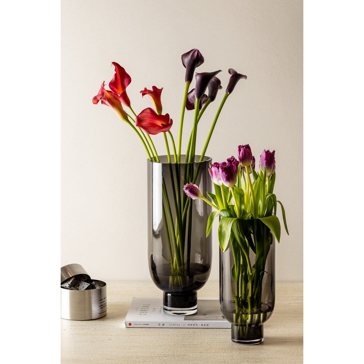 Modern, understated glass vase, cylindrical shape on an elegant base, dark grey, OMAHA14GR
