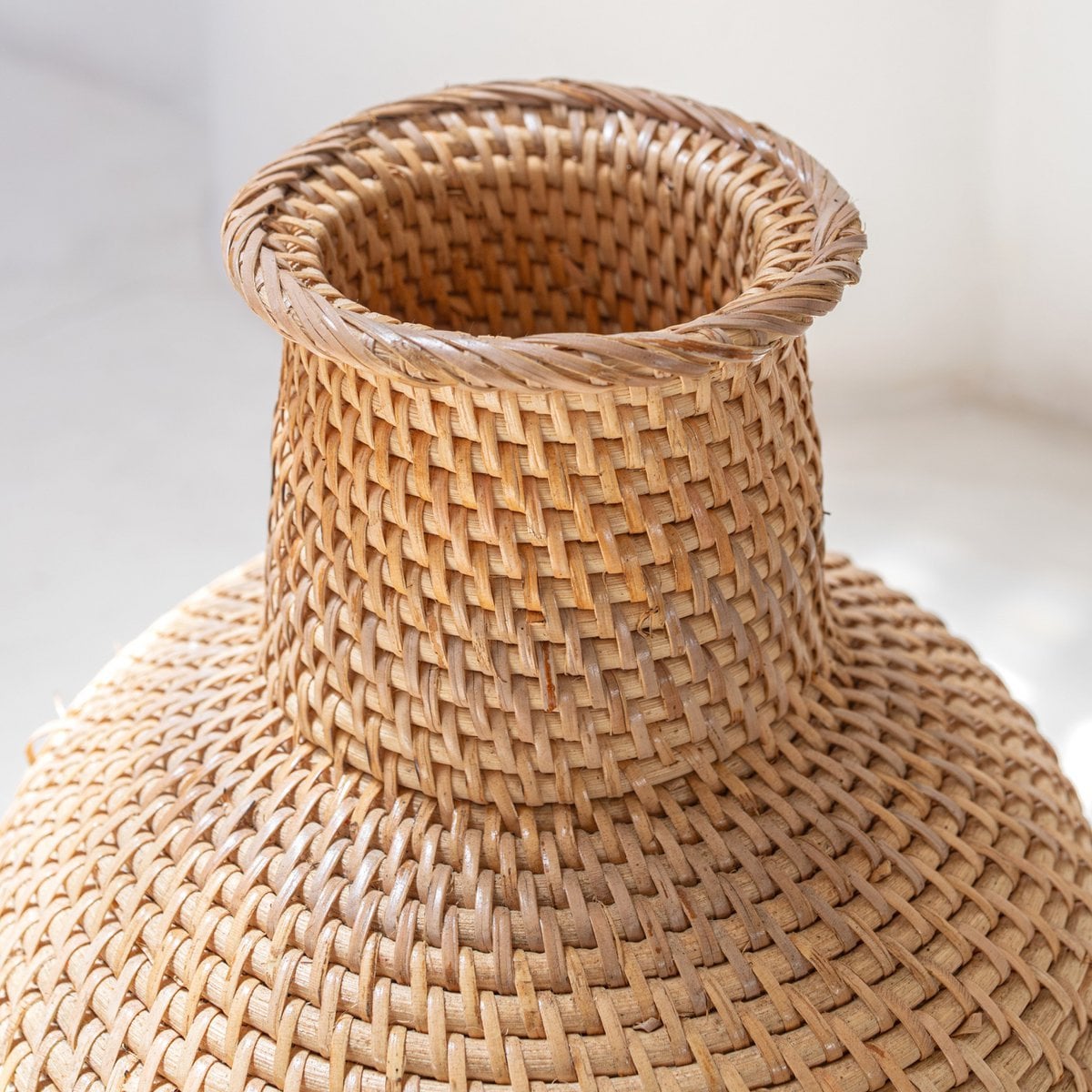 Vase Boho tissé KAMARI en rotin et bois