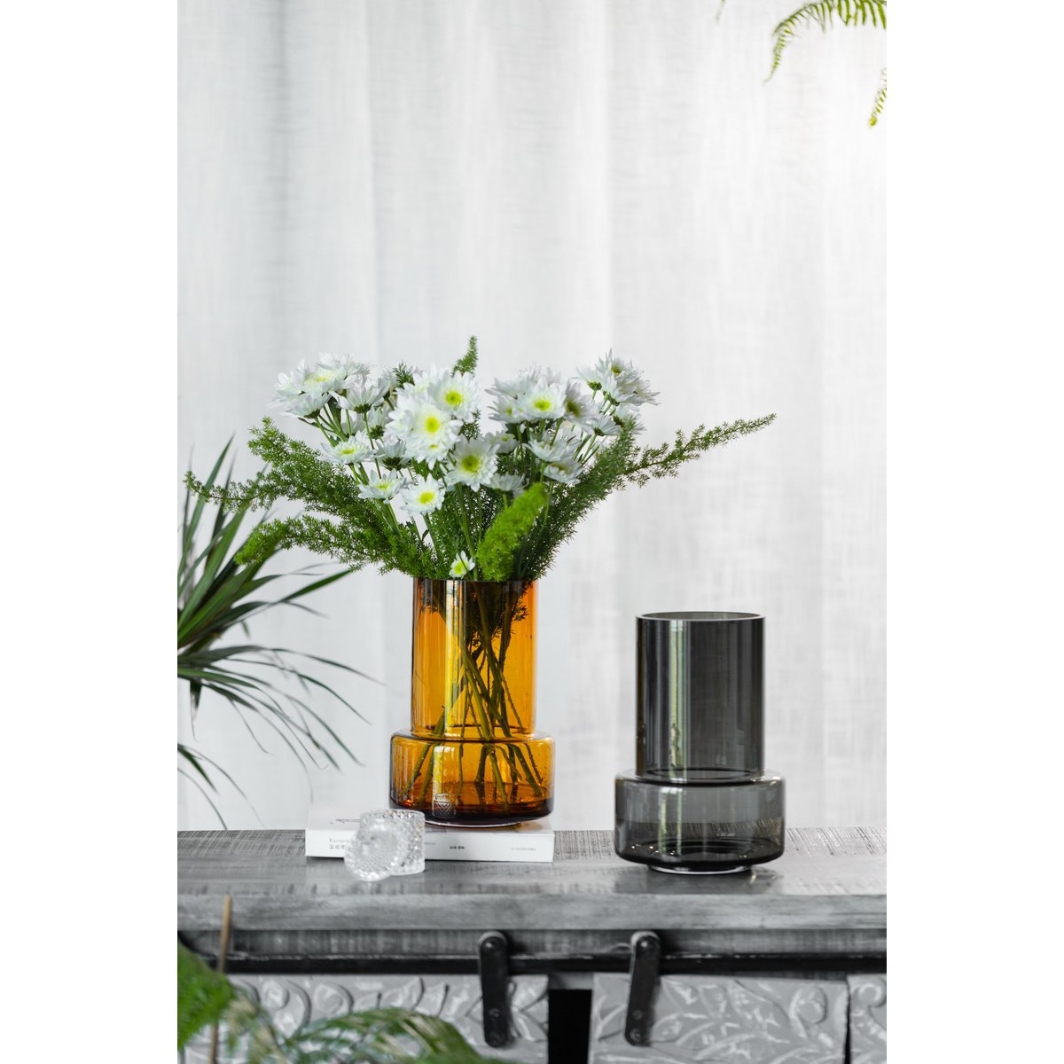 Vase en verre au design chic et moderne de style rétro, couleur ambre, TYLER 12AM
