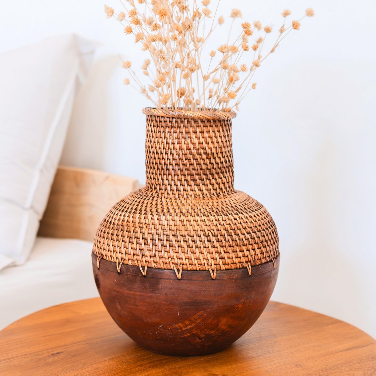 Vase en rotin – Vase en bois – Vase pour fleurs séchées – Petit vase en rotin – Vase décoratif bohème en rotin tressé et bois (Ø 22 cm) KAMARI marron