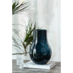 DAVOS10 ist eine stilvolle und moderne Bestseller-Vase aus hochwertigem, tiefblauem Glas.