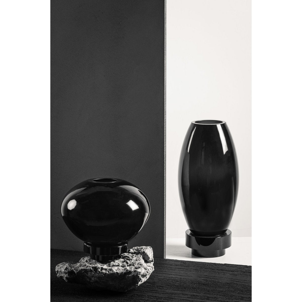 Vase boule design innovant, verre noir, RUD00_Luxury Edition