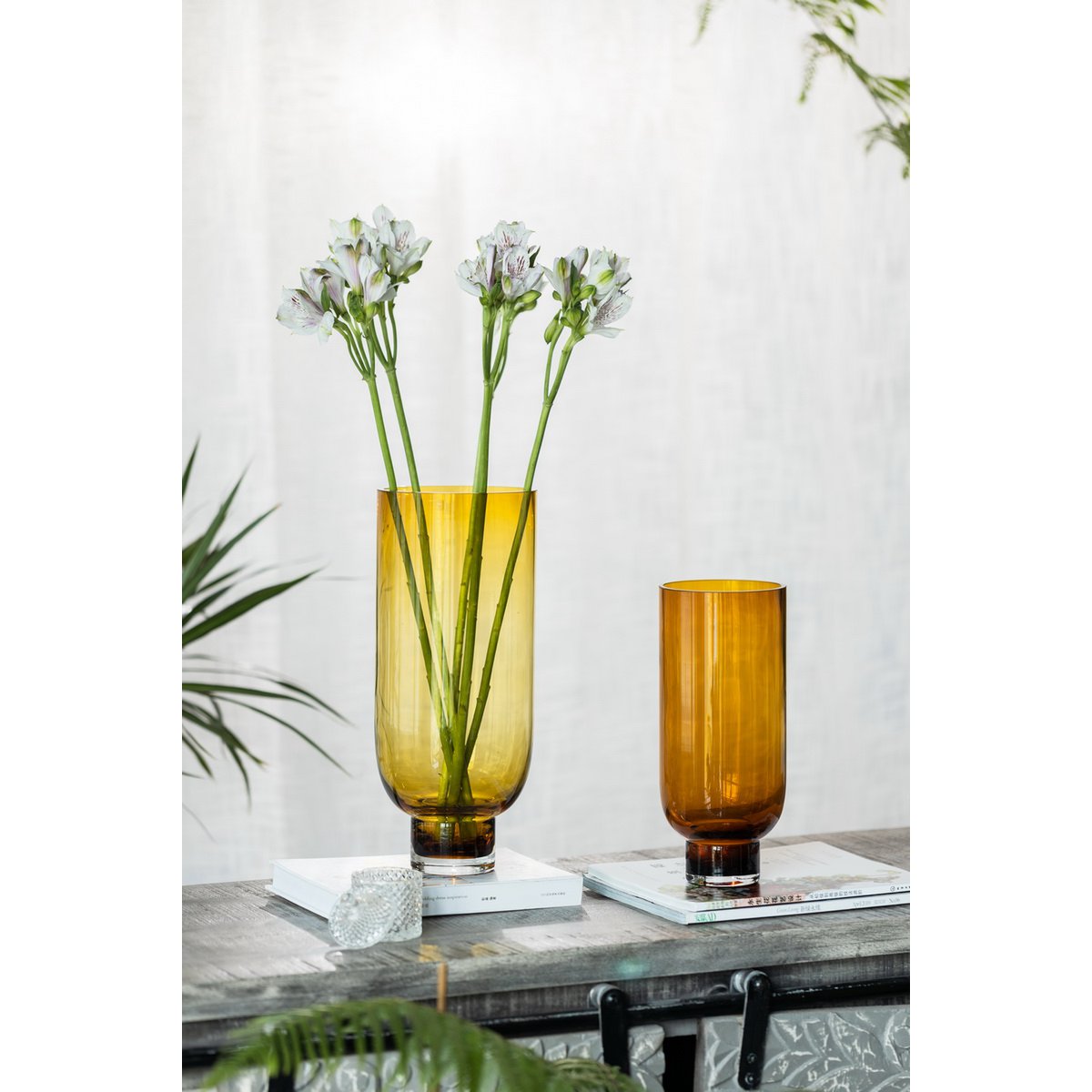 Art de la Table Grand vase en verre sobre et moderne, forme cylindrique sur une base solide, orange foncé chaud, OMAHA18AM Zistyhome art de la table