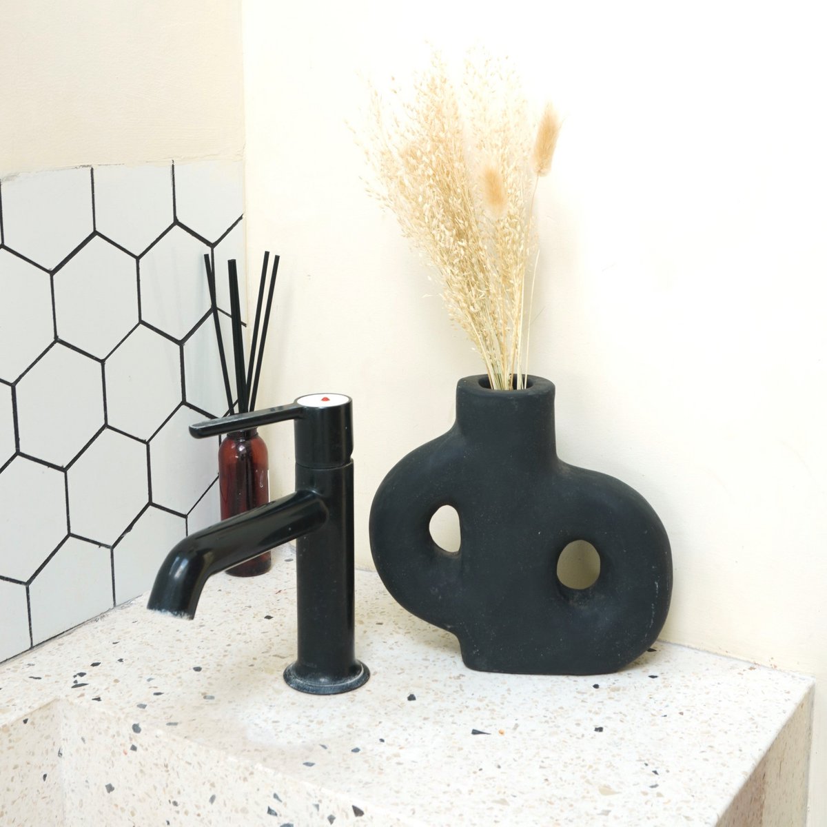 Vase noir petit vase décoratif moulé à la main en argile pour fleurs séchées ou fraîches LEMBAH