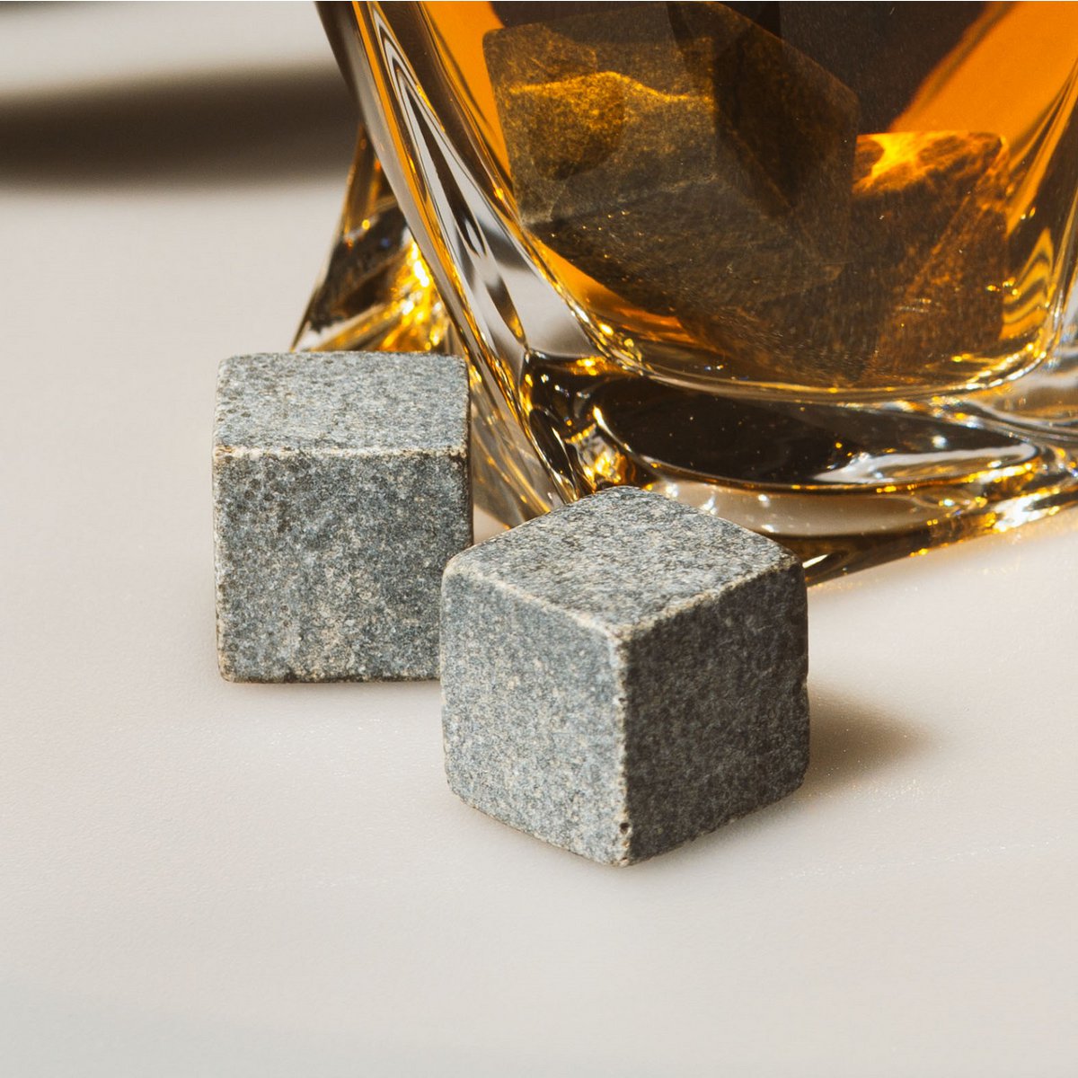Verres à whisky - Twisted (lot de 2) avec 2 pierres de glace (pierres de refroidissement)