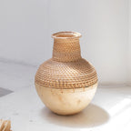 Vase Boho tissé KAMARI en rotin et bois