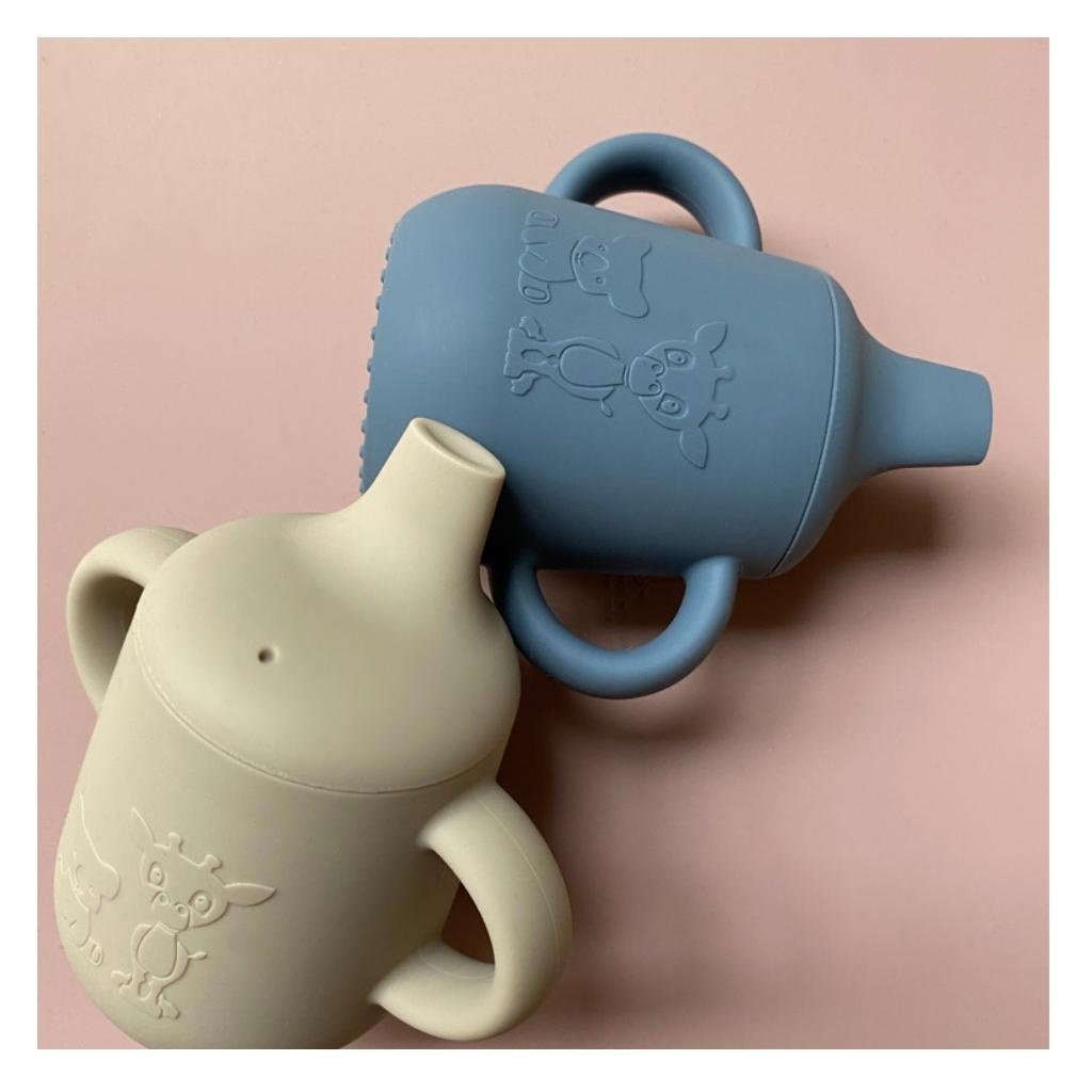 Gobelet en silicone Aiko avec couvercle sippy