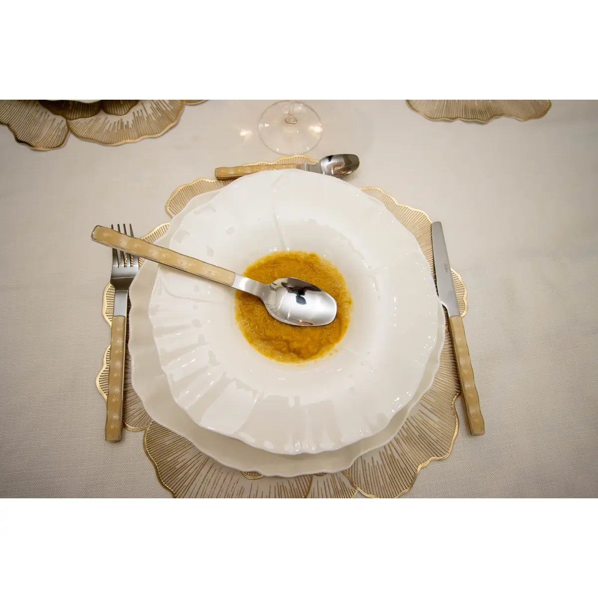 Assiette creuse fleur blanche 24.5cm AULICA