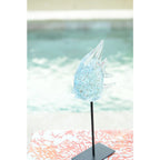 Poisson décoratif en verre bleu et transparent sur pied en métal AULICA