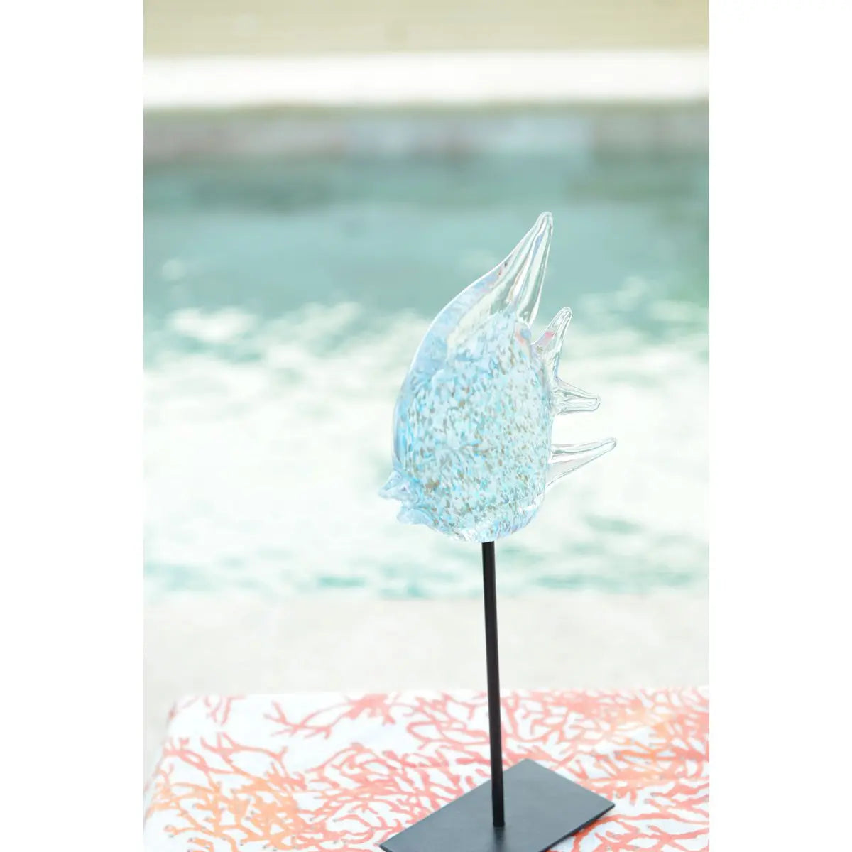 Poisson décoratif en verre bleu et transparent sur pied en métal AULICA