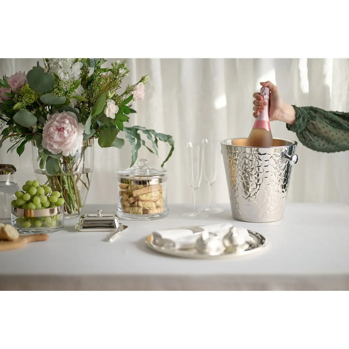 Seau à champagne EDZARD Capri avec poignées, acier inoxydable poli, motifs extérieurs, hauteur 23 cm, ø 22 cm EDZARD-SHOP.com