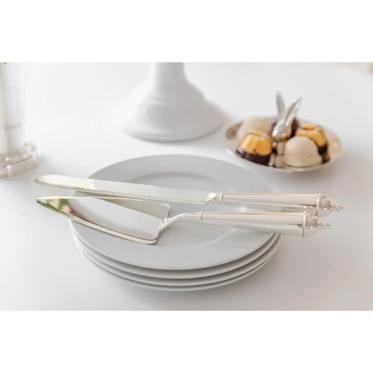 Serviette à gâteau et couteau à gâteau EDZARD, argenté, résistant au ternissement, longueur du couteau 32 cm, longueur du levier 28 cm EDZARD-SHOP.com