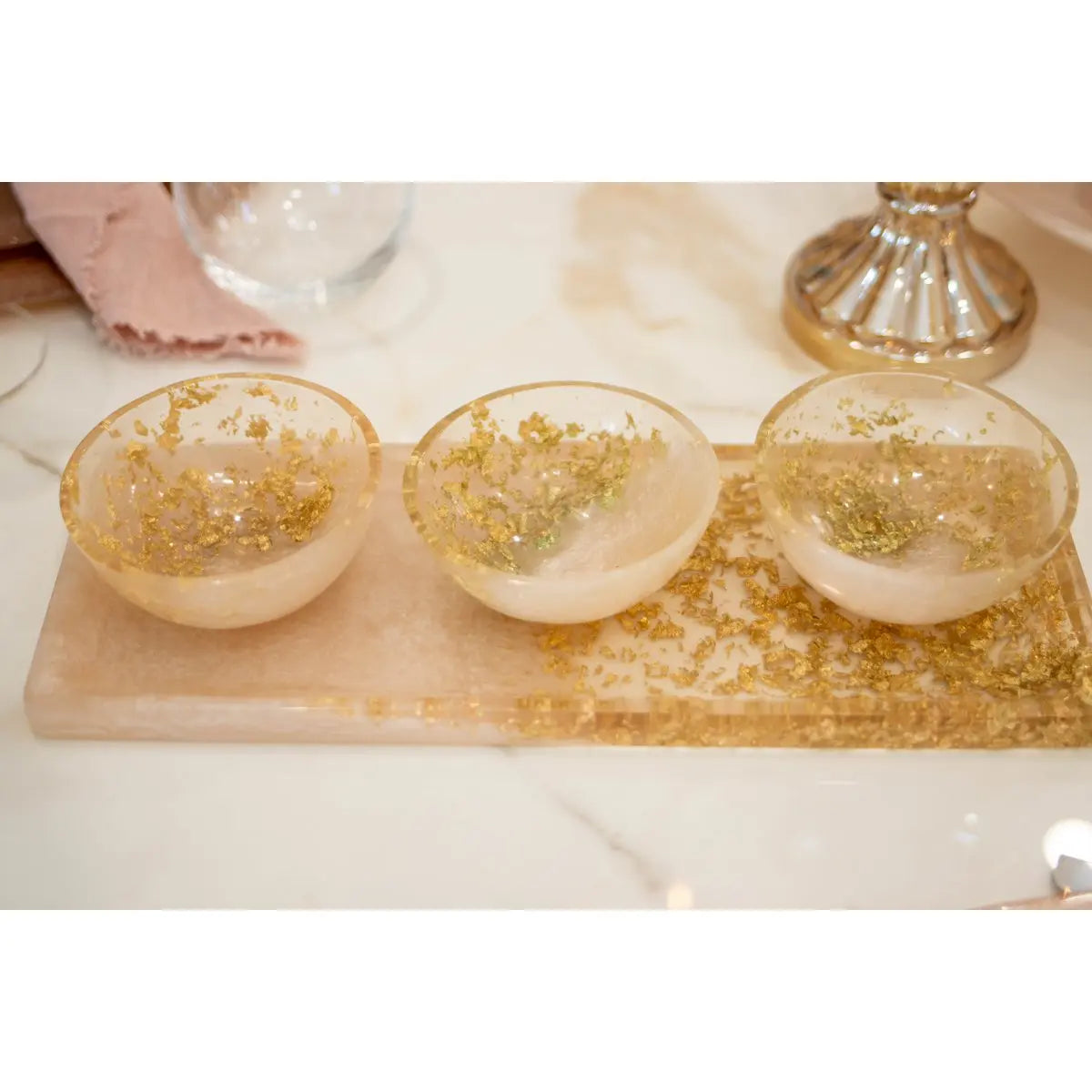 Set apéritif de 3 coupelle sur plateau en résine paillette AULICA