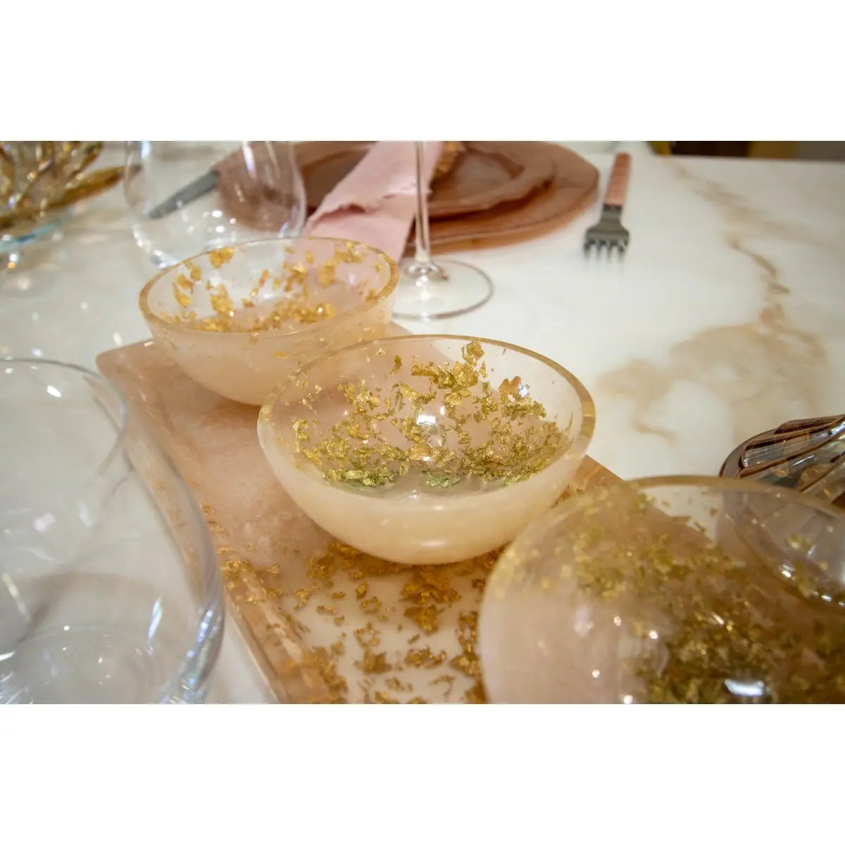 Set apéritif de 3 coupelle sur plateau en résine paillette AULICA