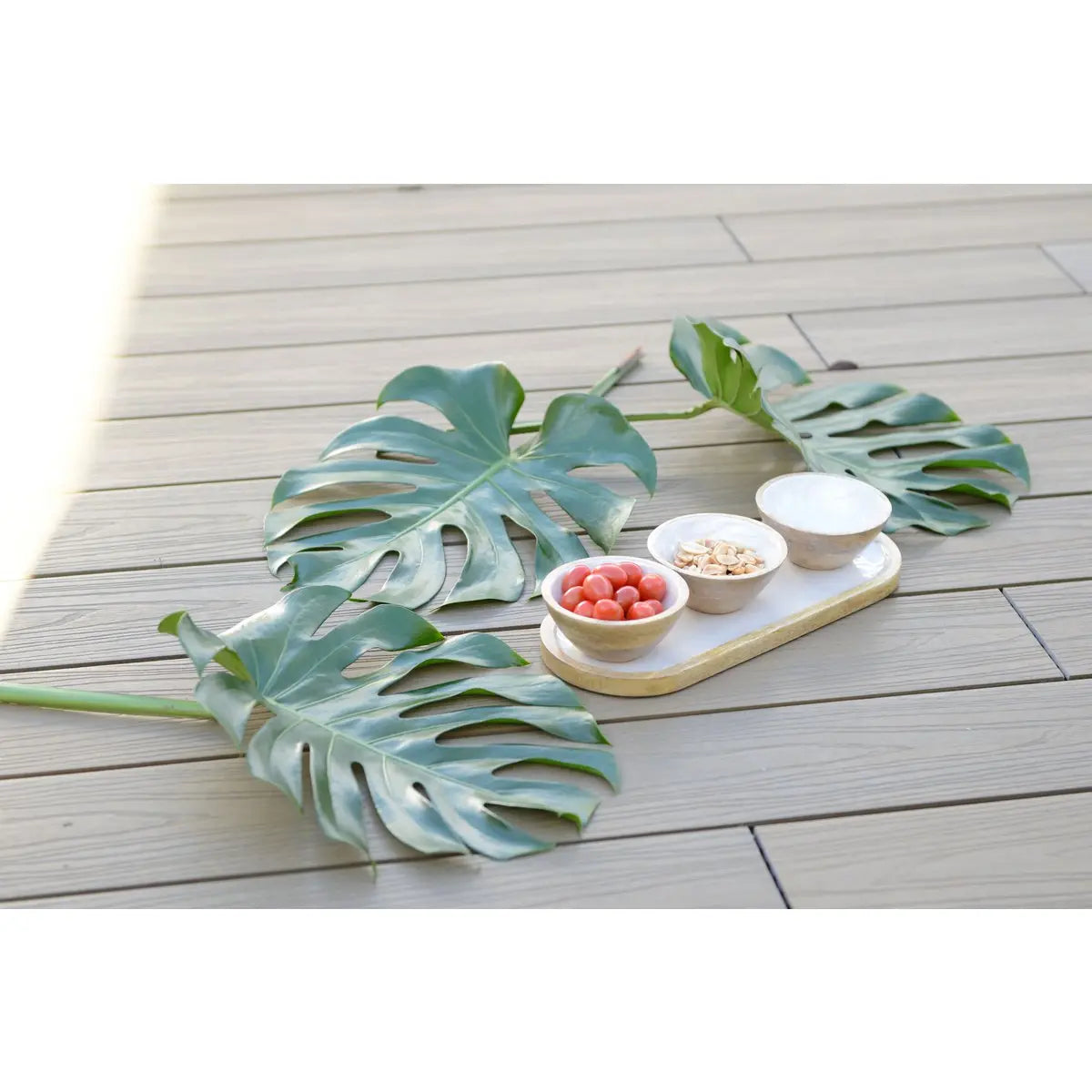 Set apéritif de 3 coupelles blanches sur plateau blanc en bois AULICA