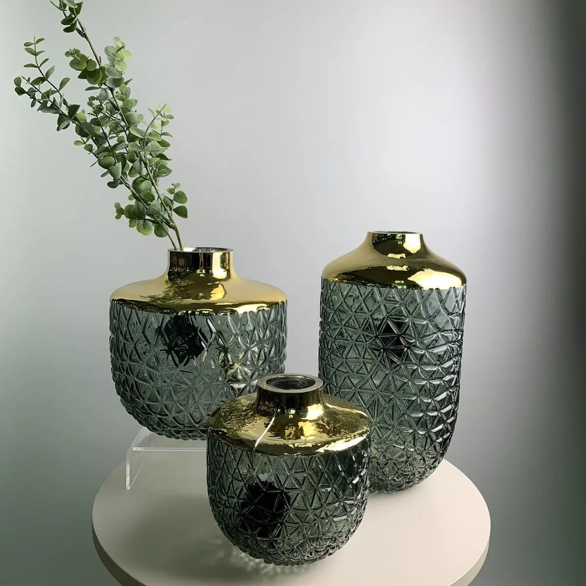 Vase vert avec bord doré 16 x 29 cm AULICA