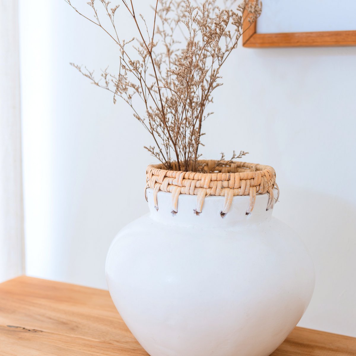 Vase blanc – Vase décoratif rond – Petit vase pour fleurs séchées – Vase en argile fait main – Vase à fleurs en argile et rotin (Ø 23 cm) TUBAN